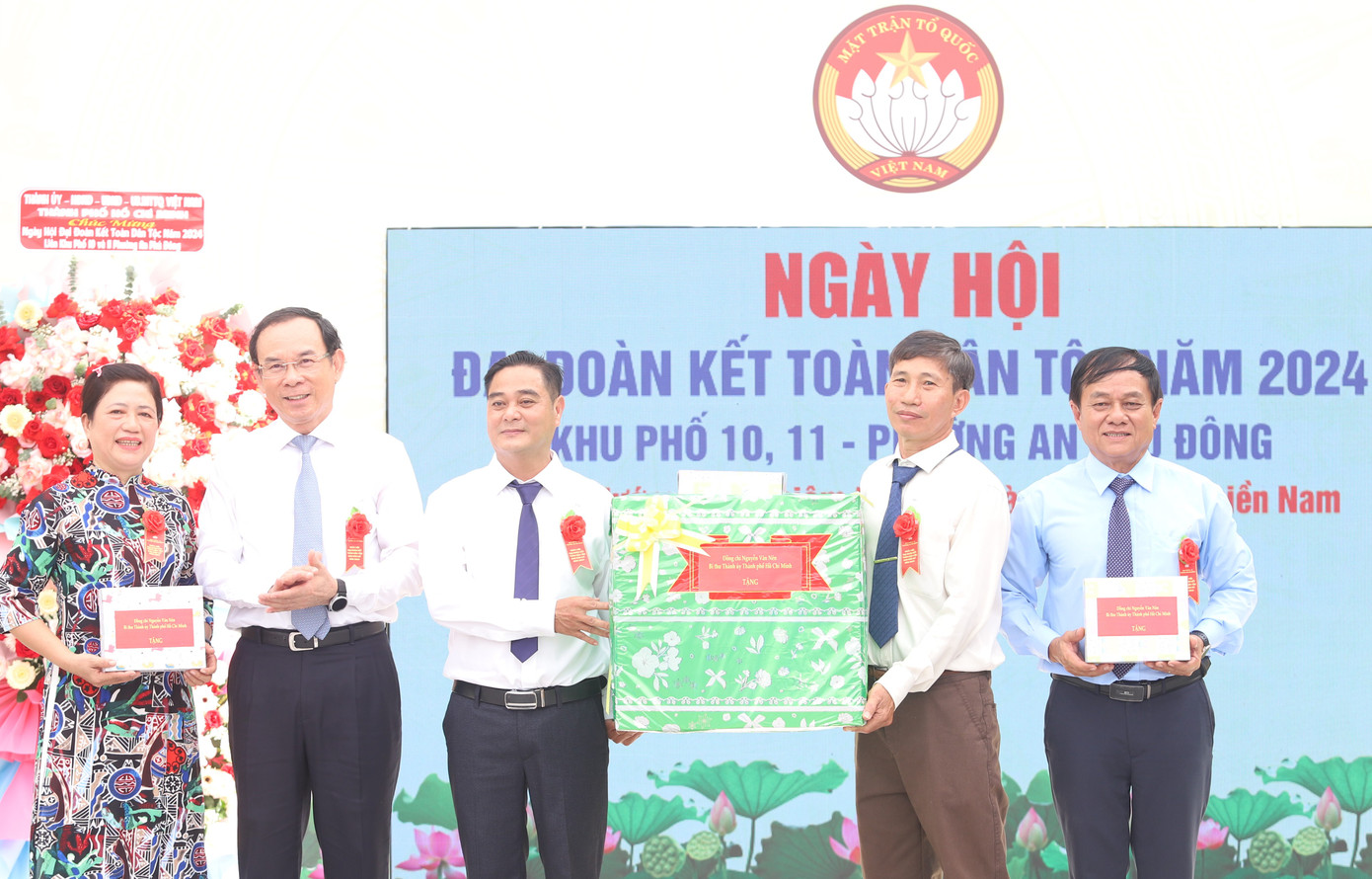 Thay mặt lãnh đạo TPHCM, ông Nguyễn Văn Nên tặng quà cho hai khu phố và gia đình văn hóa tiêu biểu ở khu dân cư.