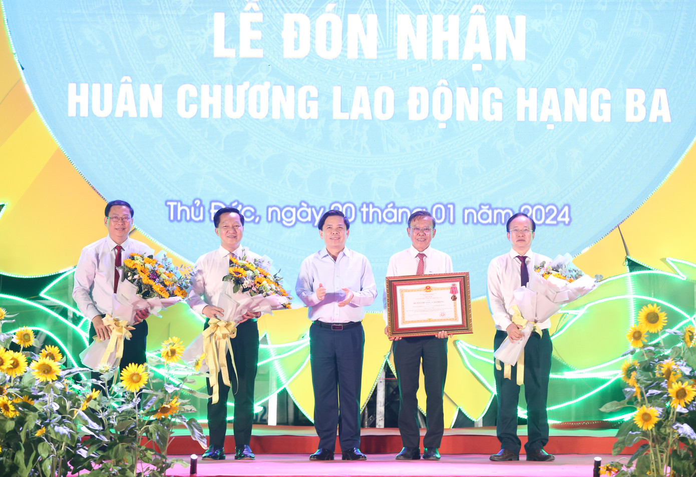 Bí thư Đảng ủy Khối các cơ quan Trung ương Nguyễn Văn Thể (giữa) trao Huân chương Lao động hạng Ba của Chủ tịch nước cho tập thể Đảng bộ, chính quyền và nhân dân TP Thủ Đức.