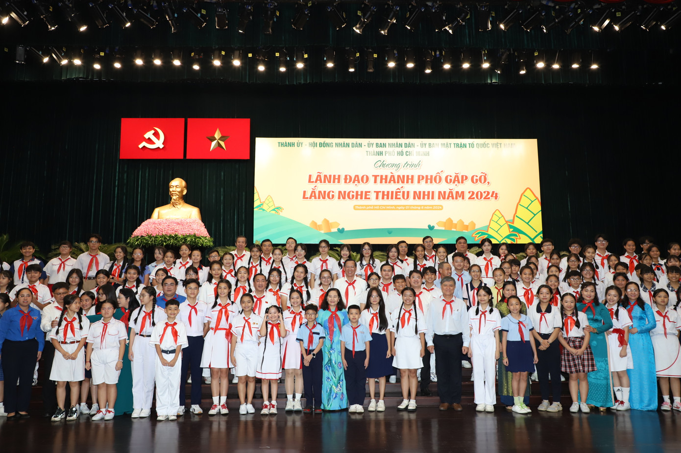 Lãnh đạo TPHCM chụp ảnh lưu niệm với các bạn nhỏ tham dự chương trình. Lãnh đạo TPHCM chụp ảnh lưu niệm với các bạn nhỏ tham dự chương trình.