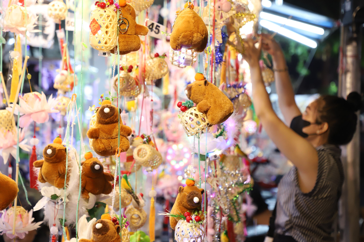 Bên cạnh đó, nhiều hộ kinh doanh cũng nhanh chóng bắt trend khi đưa ra các mẫu "đèn lồng" đang lôi cuốn giới trẻ với các nhân vật như Labubu, Capybara...