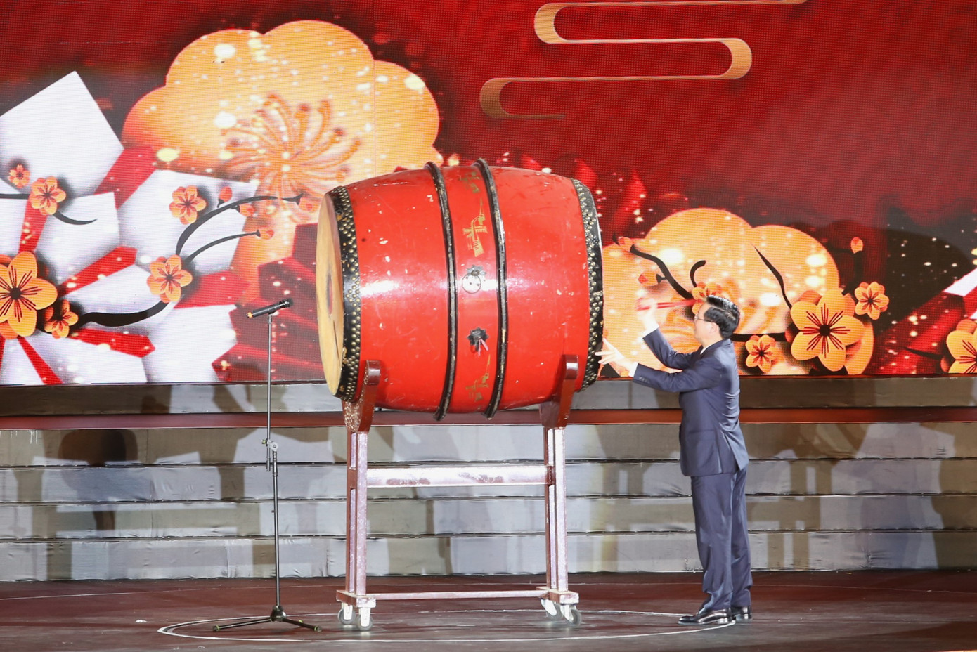 Chủ tịch nước đánh trống khai hội mừng xuân Giáp Thìn. Ảnh: Ngô Tùng