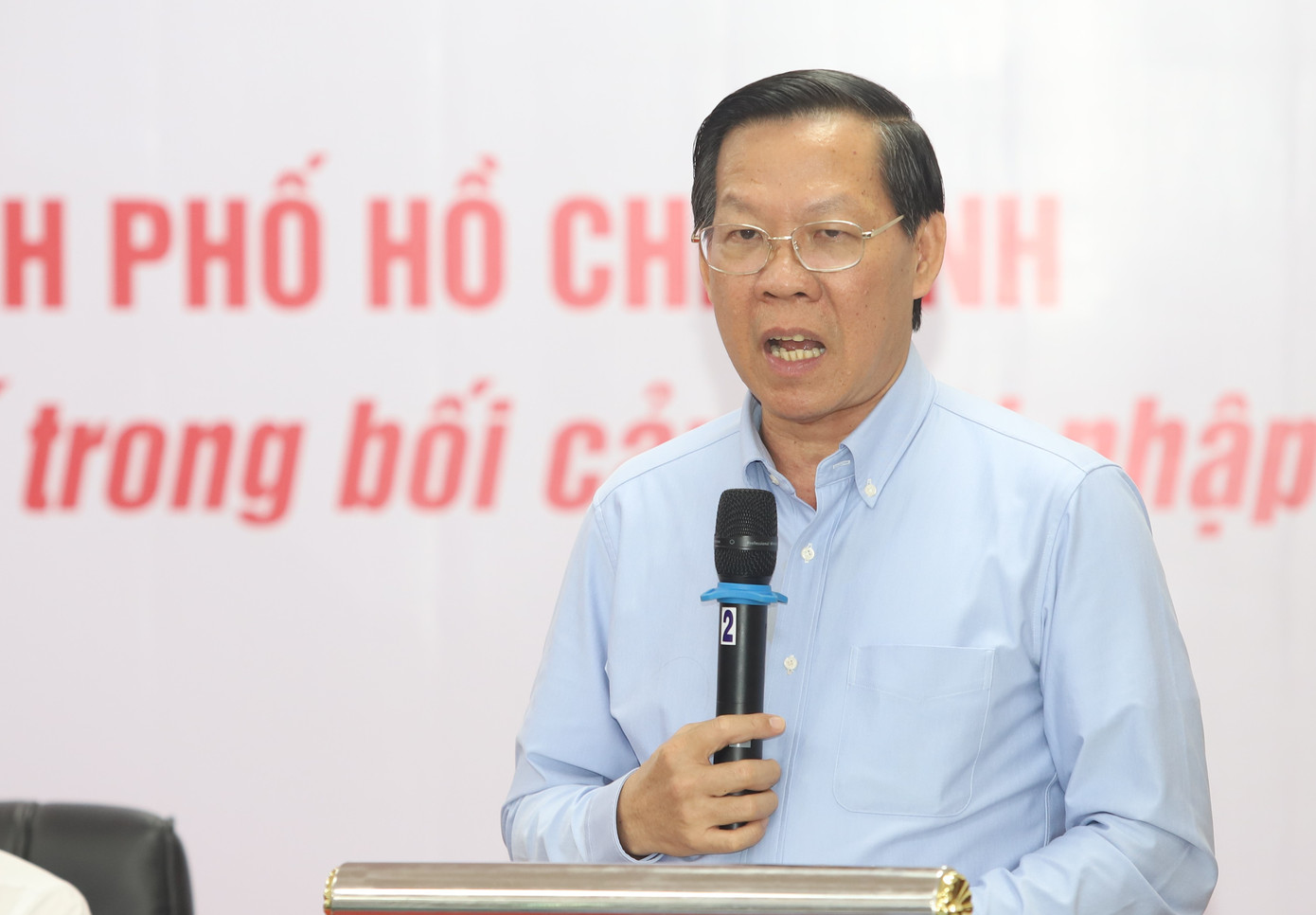 Chủ tịch UBND TPHCM Phan Văn Mãi trao đổi tại hội nghị. Ảnh: Ngô Tùng