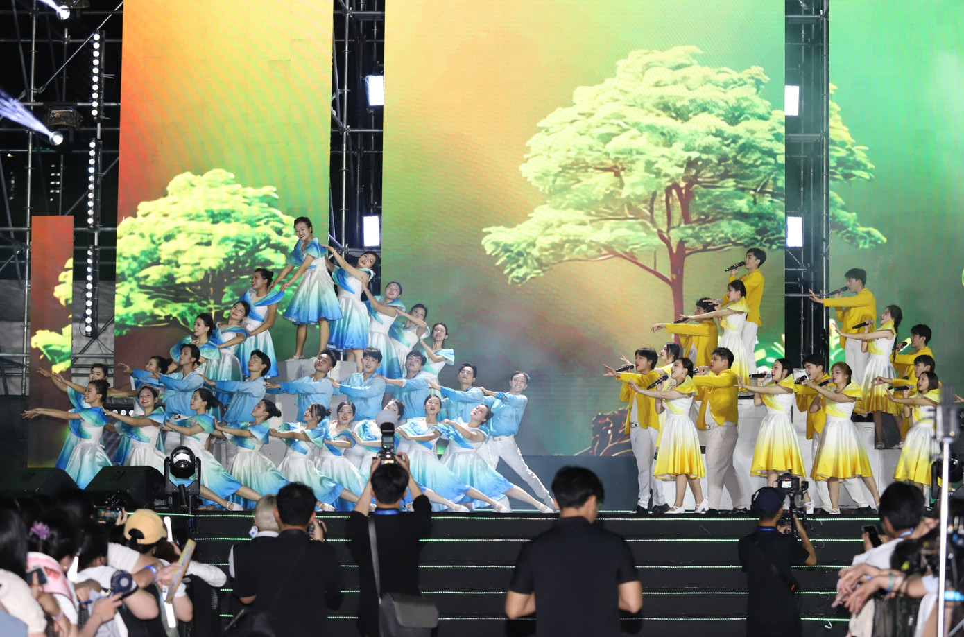 Thông qua sân chơi đậm chất trẻ này, các bạn HSSV có dịp thể hiện tài năng nghệ thuật trình diễn sân khấu, góp phần nâng cao tính thẩm mỹ, tăng cường tính kết nối trong cộng đồng…