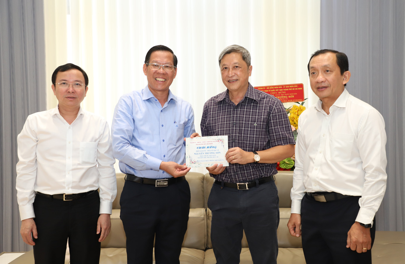 Lãnh đạo TPHCM tặng quà tri ân đến PGS-TS-BS, Thầy thuốc Nhân dân Nguyễn Trường Sơn nhân Ngày Thầy thuốc Việt Nam. Ảnh: Ngô Tùng Lãnh đạo TPHCM tặng quà tri ân đến PGS-TS-BS, Thầy thuốc Nhân dân Nguyễn Trường Sơn nhân Ngày Thầy thuốc Việt Nam. Ảnh: Ngô Tùng
