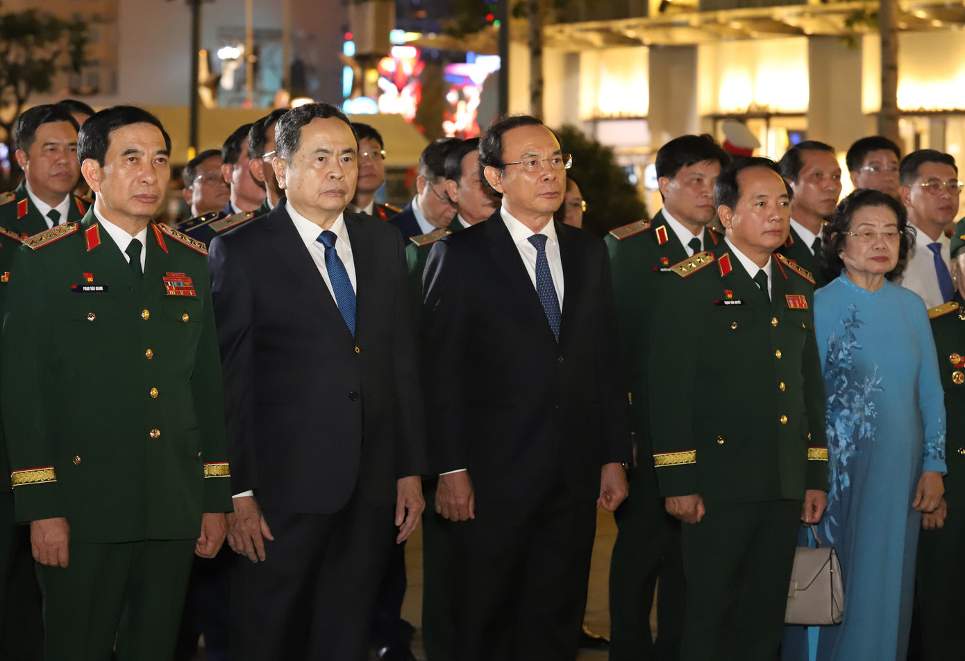 Các vị lãnh đạo Đảng, Nhà nước, Quân đội, TPHCM thành kính tưởng nhớ Chủ tịch Hồ Chí Minh - người đã dành trọn cuộc đời cho sự nghiệp cách mạng, cho độc lập dân tộc, cho cuộc sống ấm no, hạnh phúc của nhân dân.