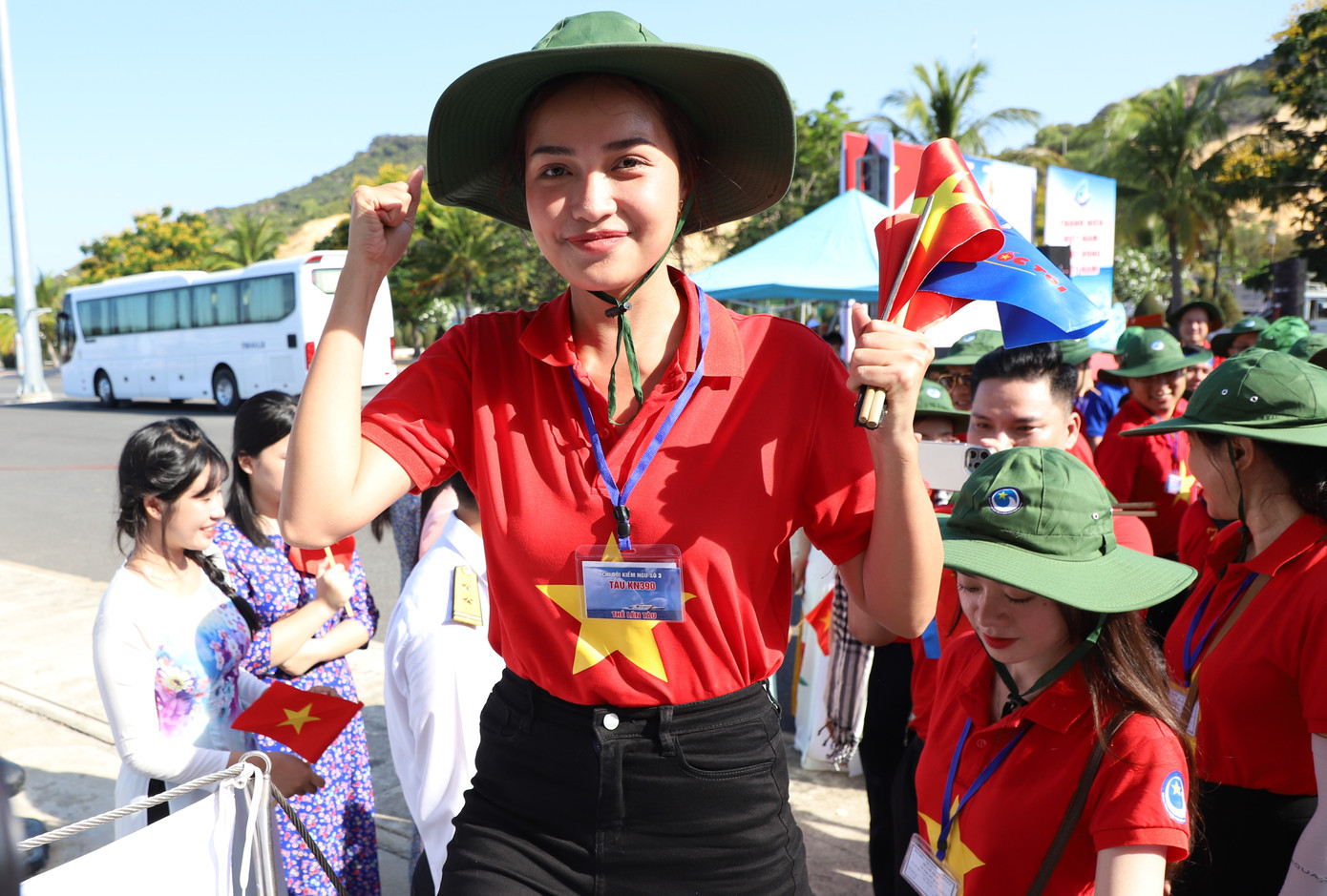 Tham gia đoàn công tác có Hoa hậu Hoàn vũ Việt Nam Ngọc Châu cùng nhiều văn nghệ sĩ.
