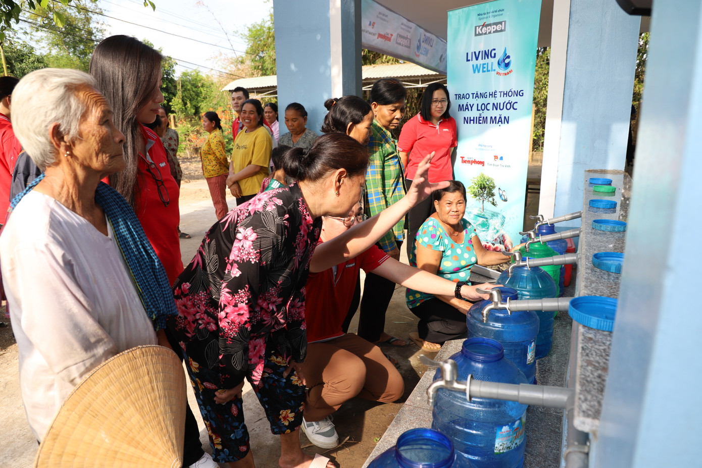 Người dân xã Hàm Giang (huyện Trà Cú, tỉnh Trà Vinh) lấy nước sạch từ hệ thống lọc nước nhiễm mặn. Ảnh: Ngô Tùng