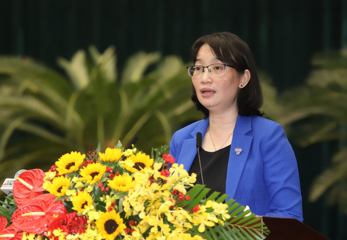 Phó Chủ tịch UBND TPHCM Trần Thị Diệu Thúy báo cáo phiên giám sát. Ảnh: Ngô Tùng Phó Chủ tịch UBND TPHCM Trần Thị Diệu Thúy báo cáo phiên giám sát. Ảnh: Ngô Tùng