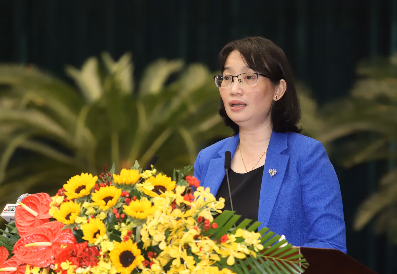 Phó Chủ tịch UBND TPHCM Trần Thị Diệu Thúy báo cáo phiên giám sát. Ảnh: Ngô Tùng