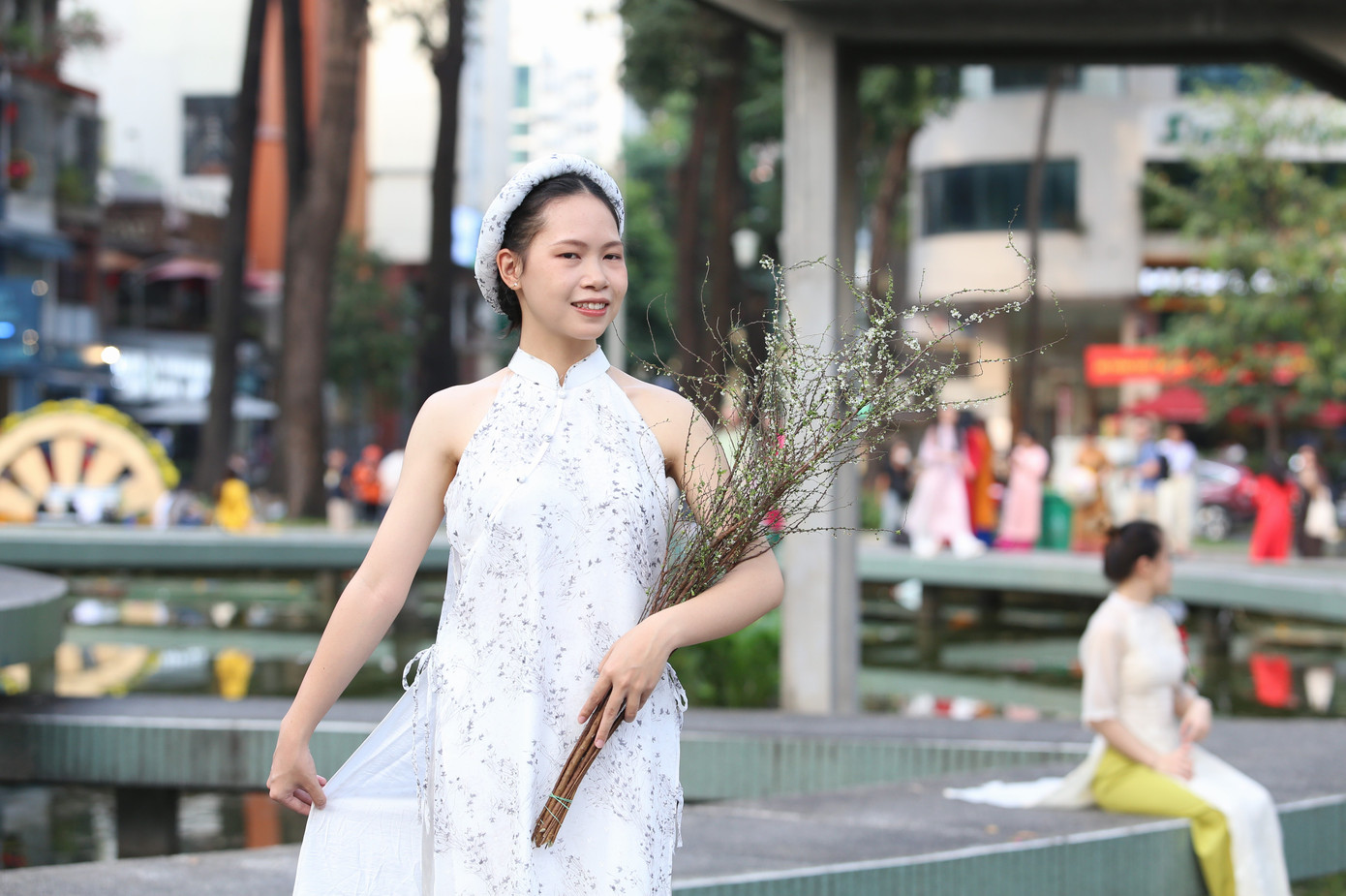 Thời điểm giáp Tết Nguyên đán Giáp Thìn 2024, người người tìm đến các thắng cảnh, điểm vui chơi hấp dẫn tại khu vực trung tâm TPHCM chụp hình đón xuân mới.