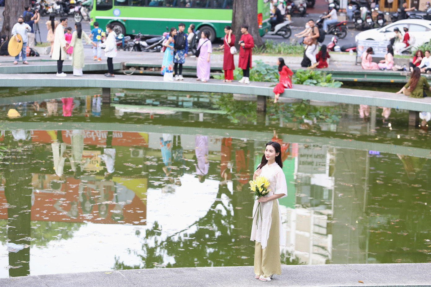 Một trong những "tọa độ" chụp ảnh Tết hot nhất TPHCM lúc này là hồ Con Rùa, quận 3.
