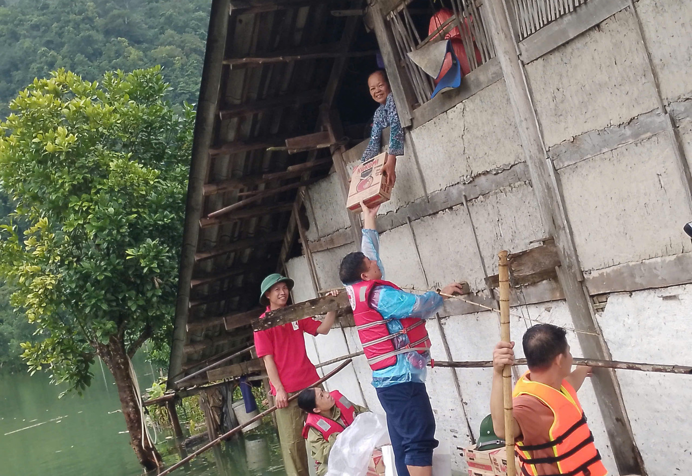 Bà con đón nhận những món quà ý nghĩa trong hoạn nạn, khó khăn.