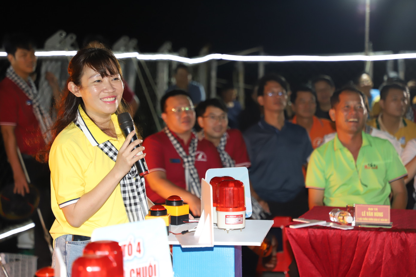 Qua những kiến thức, thông tin về lịch sử xác lập, bảo vệ và khẳng định chủ quyền của Tổ quốc càng làm củng cố thêm lòng tự hào, tình yêu quê hương, đất nước trong mỗi công dân nước Việt. Ảnh: Ngô Tùng