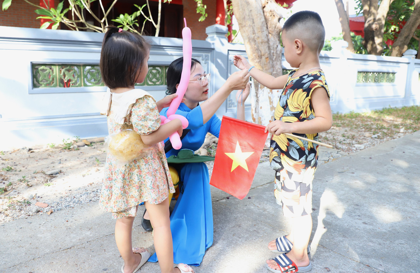 Bạn trẻ làm những món quà handmade ngay trên tàu hành trình, tặng các em nhỏ đảo Trường Sa Lớn.