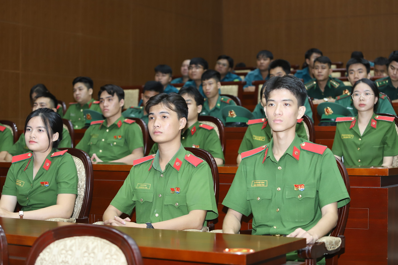 Các chiến sĩ, học viên công an tham gia buổi sinh hoạt chuyên đề. Các chiến sĩ, học viên công an tham gia buổi sinh hoạt chuyên đề.