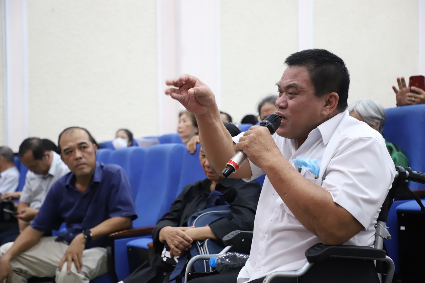 Cử tri TP Thủ Đức nêu nhiều vấn đề xoay quanh Khu đô thị mới Thủ Thiêm tại buổi gặp gỡ tổ ĐBQH chiều 7/5. Ảnh: Ngô Tùng.