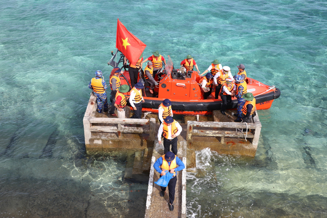 Xuyên suốt hành trình, hình ảnh cờ Tổ quốc luôn là biểu tượng tinh thần thiêng liêng, uy nghi tại mỗi điểm đảo thuộc chủ quyền đất nước, đồng thời cũng song hành trong các hoạt động của đoàn công tác.