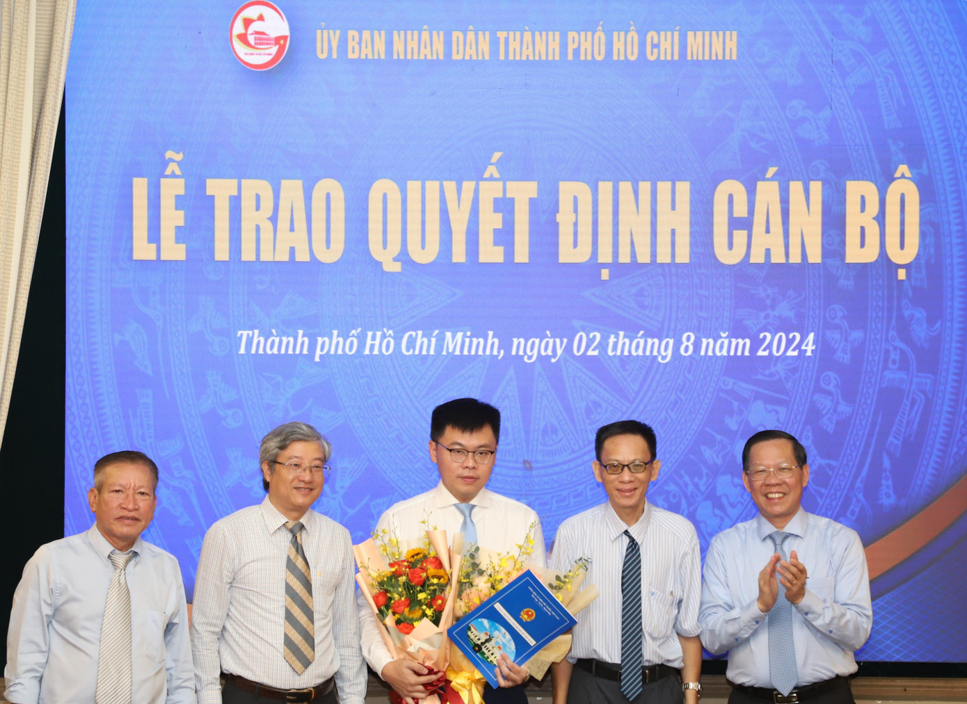 Chủ tịch UBND TPHCM Phan Văn Mãi thực hiện công tác bổ nhiệm cán bộ chủ chốt. Ảnh: Ngô Tùng Chủ tịch UBND TPHCM Phan Văn Mãi thực hiện công tác bổ nhiệm cán bộ chủ chốt. Ảnh: Ngô Tùng