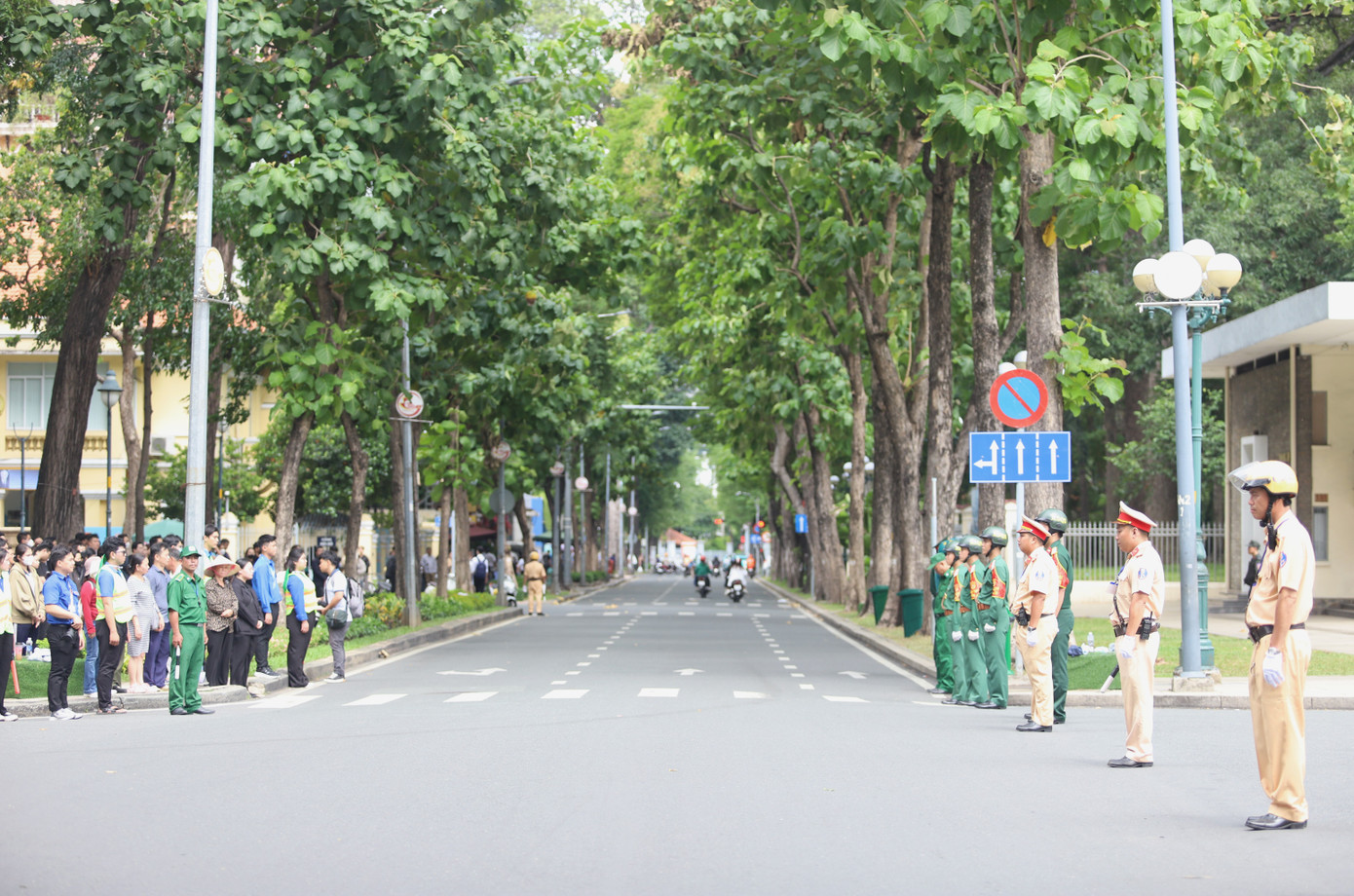 Trên các tuyến đường, đông đảo bà con nhân dân TPHCM, các ngành, các giới, các bạn trẻ thành kính hướng về Hội trường Thống Nhất - nơi tổ chức lễ viếng, lễ truy điệu, tiễn đưa Tổng Bí thư Nguyễn Phú Trọng.