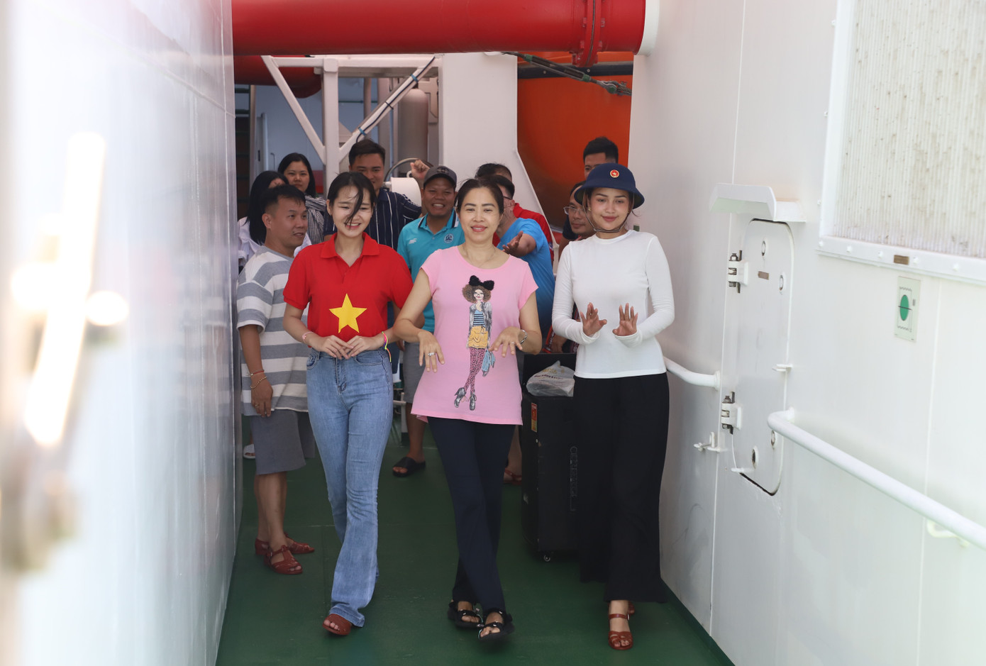 Người đẹp tích cực tham gia các hoạt động chung cùng các đại biểu trong suốt hải trình.