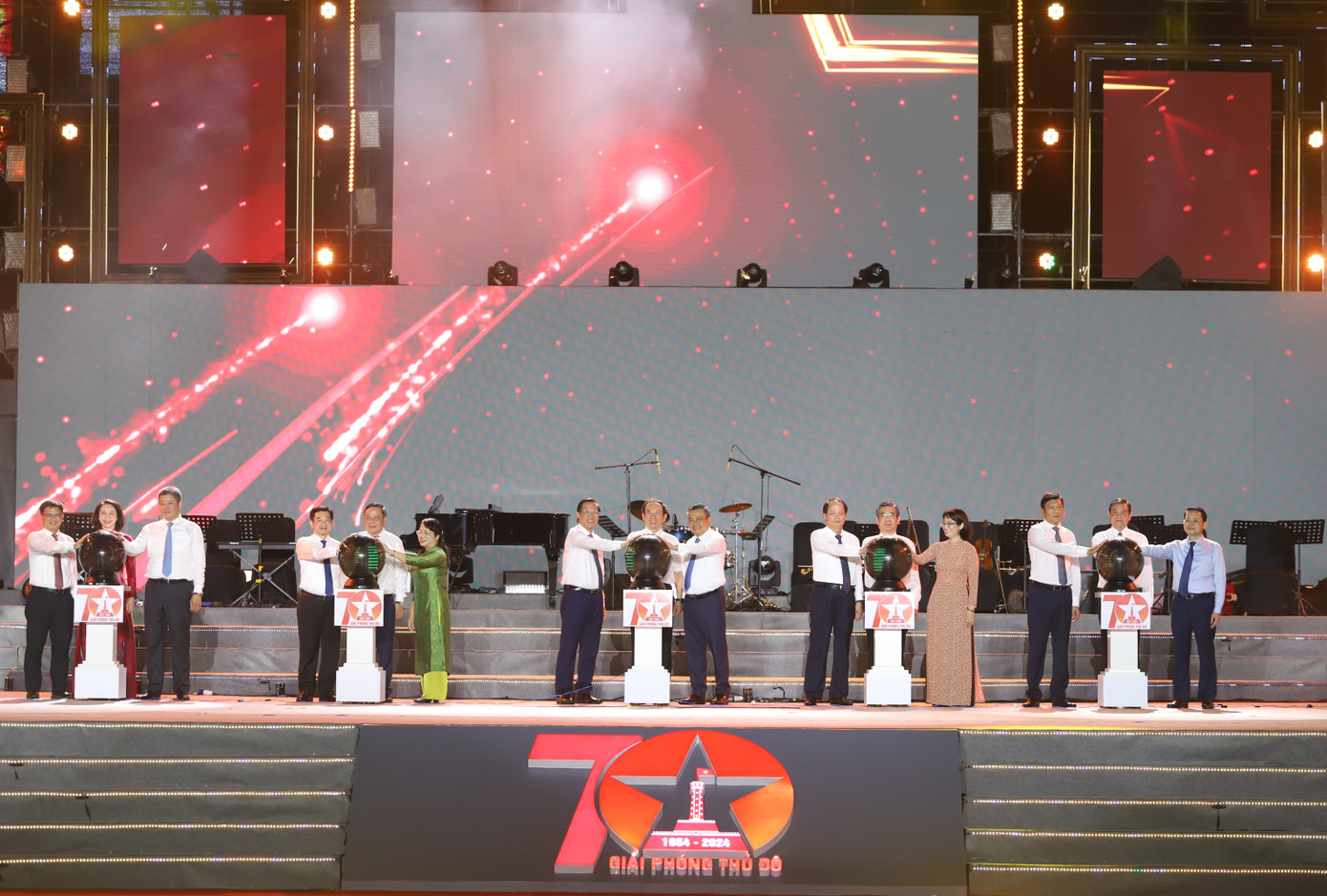 Tối 23/8, chương trình Những ngày Hà Nội tại TPHCM khai mạc tại phố đi bộ Nguyễn Huệ (quận 1, TPHCM) với chương trình nghệ thuật đậm đà bản sắc thủ đô ngàn năm văn hiến. Đến dự và thực hiện nghi thức khai mạc chuỗi chương trình có Ủy viên Bộ Chính trị, Bí thư Thành ủy TPHCM Nguyễn Văn Nên, Uỷ viên Trung ương Đảng, Chủ tịch UBND TPHCM Phan Văn Mãi, Uỷ viên Trung ương Đảng, Chủ tịch UBND TP. Hà Nội Trần Sỹ Thanh cùng các lãnh đạo hai thành phố. Ảnh: Ngô Tùng.