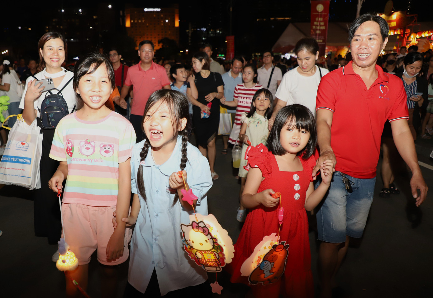 Ngay sau phần lễ, các em và bố mẹ, người thân cùng rước đèn Trung thu dạo quanh khu vực Công viên bờ sông Sài Gòn. Ngay sau phần lễ, các em và bố mẹ, người thân cùng rước đèn Trung thu dạo quanh khu vực Công viên bờ sông Sài Gòn.