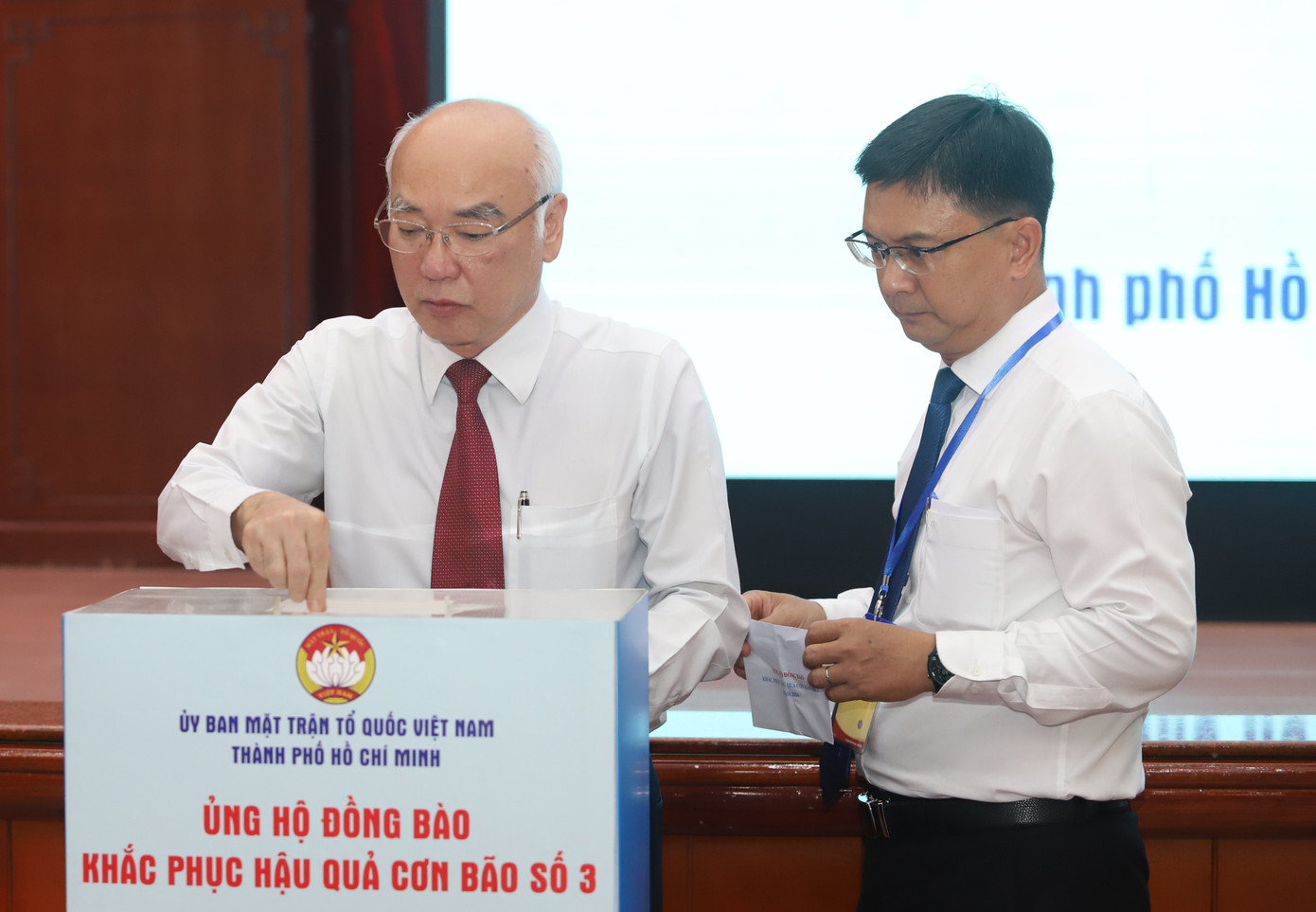 Lãnh đạo TPHCM san sẻ với đồng bào vùng thiên tai sau bão số 3. Ảnh: Ngô Tùng