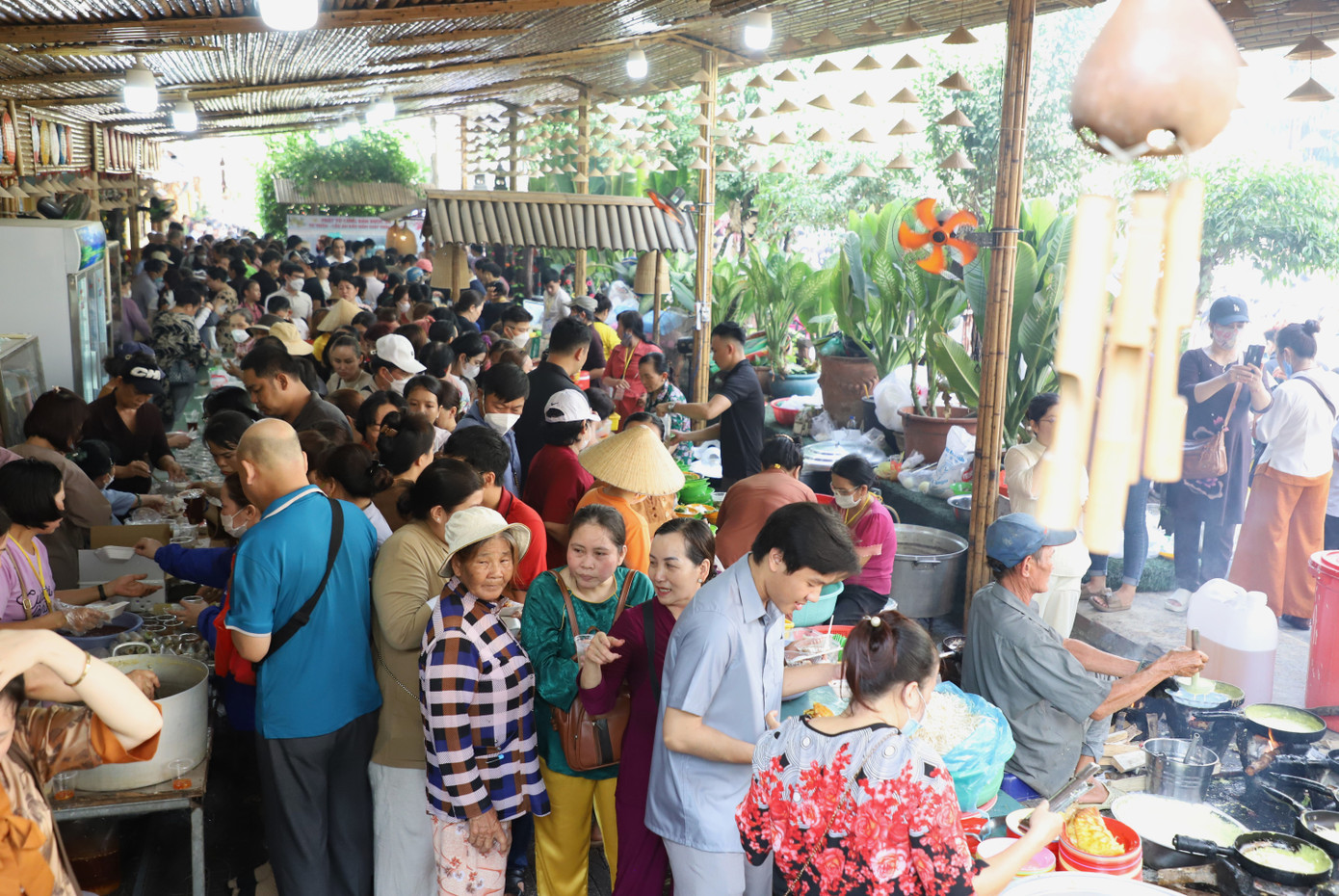 Ngay từ sáng sớm, đông đảo bà con từ nhiều nơi đã đổ về chùa để tham gia các hoạt động trong ngày lễ đặc biệt này.