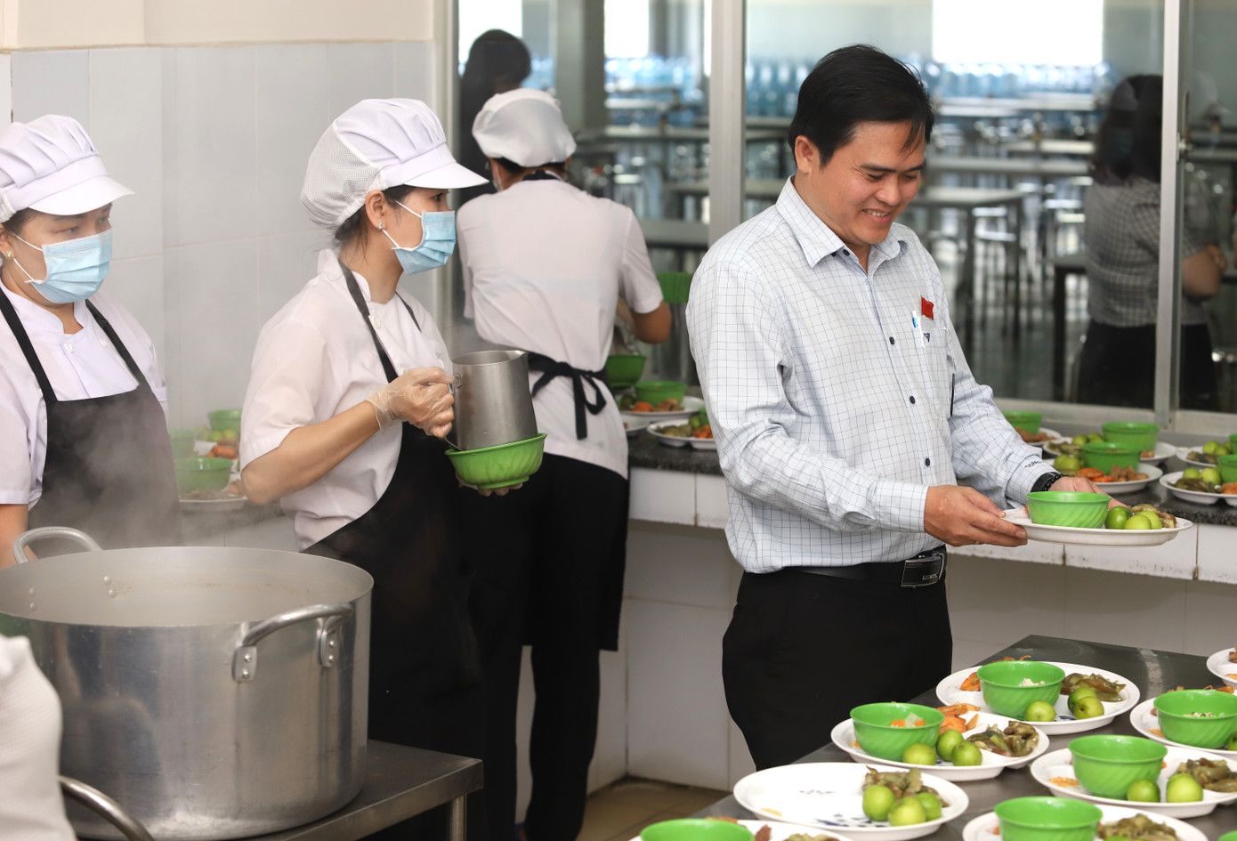 Thành viên HĐND TPHCM kiểm tra bữa ăn công nhân. Mỗi phần ăn này có giá trị 24.000 đồng, chưa kể chi phí chế biến, vận hành