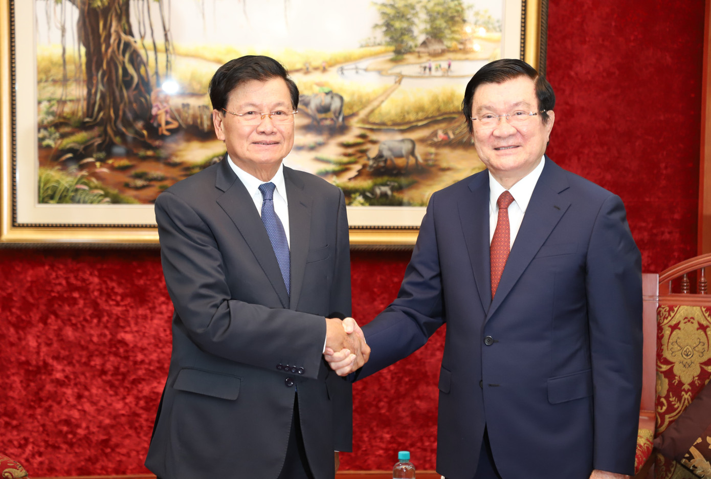 Tổng Bí thư, Chủ tịch nước Lào Thongloun Sisoulith gặp gỡ nguyên Chủ tịch nước Trương Tấn Sang. (Ảnh: Ngô Tùng) Tổng Bí thư, Chủ tịch nước Lào Thongloun Sisoulith gặp gỡ nguyên Chủ tịch nước Trương Tấn Sang. (Ảnh: Ngô Tùng)