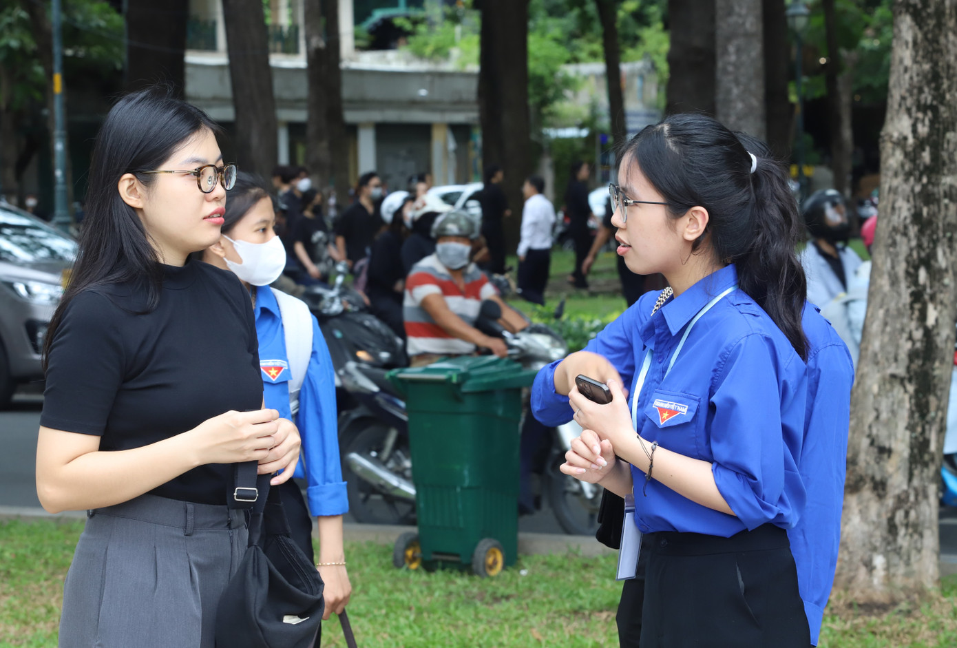 Bạn Nguyễn Việt Hà - sinh viên Trường Đại học Giao thông vận tải TPHCM hướng dẫn người dân cách thức vào viếng đảm bảo trang nghiêm, đúng quy định.