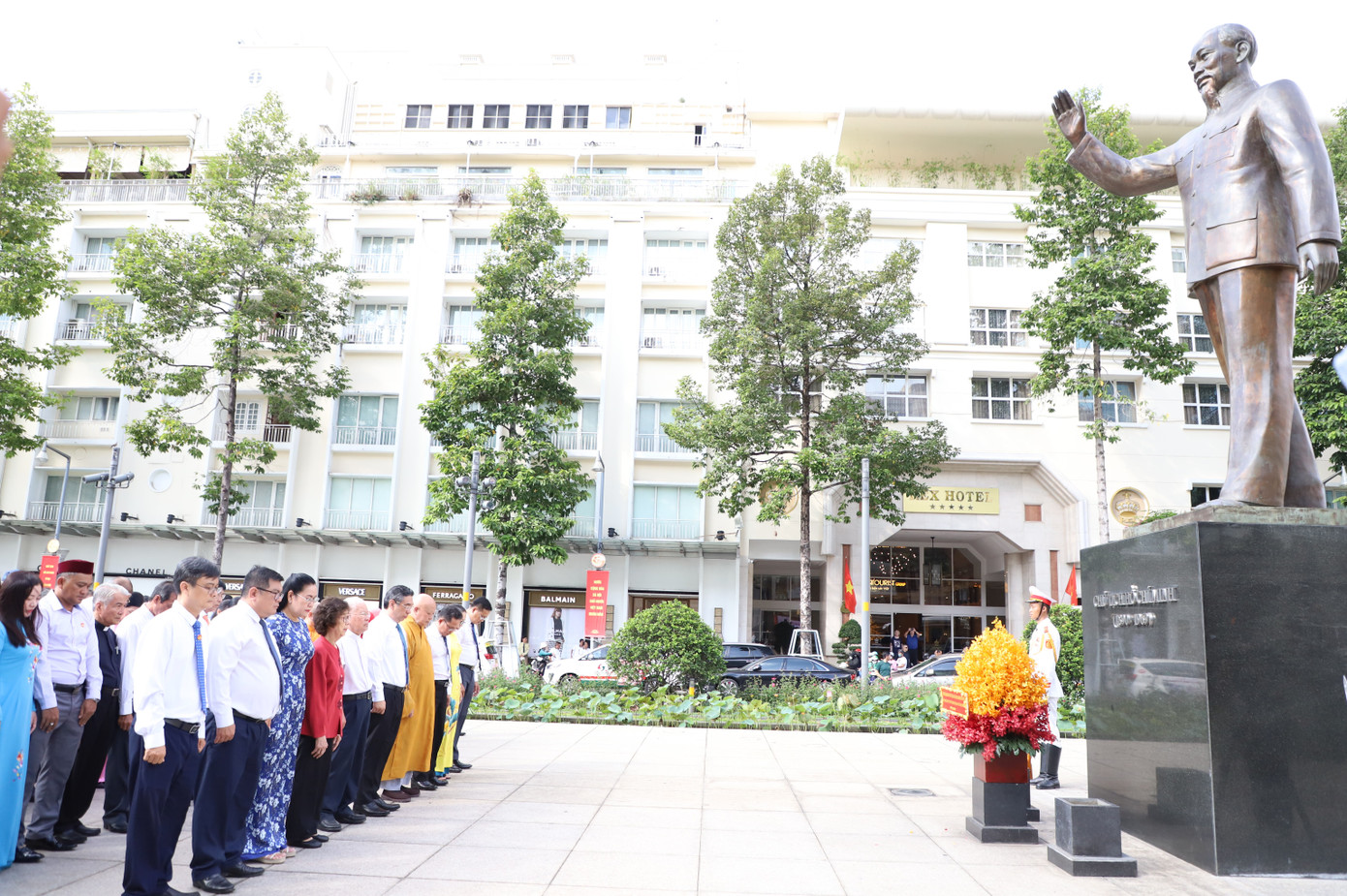 Đoàn đại biểu mặc niệm tưởng nhớ, tri ân công lao to lớn của Chủ tịch Hồ Chí Minh.