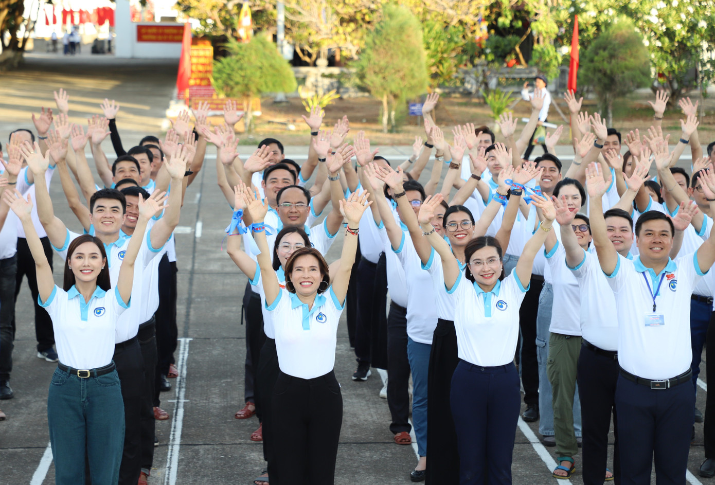 Theo chị Trang, thành viên của đoàn công tác là những bạn đoàn viên, thanh niên, hội viên tiêu biểu trên tất cả các lĩnh vực, tham gia các hoạt động với một tinh thần trách nhiệm cao. Cùng với đó, việc thiết kế các hoạt động trong chuỗi hành trình cũng đồng thời gắn chặt với việc đem tình cảm của quân và dân trong đất liền, của đoàn viên thanh niên đến với quân và dân trên các đảo của huyện đảo Trường Sa và nhà giàn DK. Theo chị Trang, thành viên của đoàn công tác là những bạn đoàn viên, thanh niên, hội viên tiêu biểu trên tất cả các lĩnh vực, tham gia các hoạt động với một tinh thần trách nhiệm cao. Cùng với đó, việc thiết kế các hoạt động trong chuỗi hành trình cũng đồng thời gắn chặt với việc đem tình cảm của quân và dân trong đất liền, của đoàn viên thanh niên đến với quân và dân trên các đảo của huyện đảo Trường Sa và nhà giàn DK.