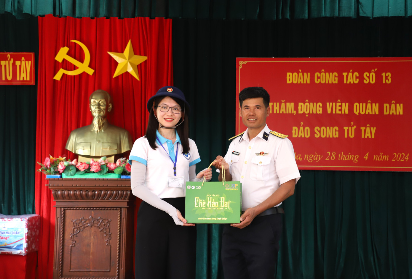 Bạn trẻ gửi món quà đặc sản của vùng đất Thái Nguyên đến cán bộ, chiến sĩ nơi đảo xa. Bạn trẻ gửi món quà đặc sản của vùng đất Thái Nguyên đến cán bộ, chiến sĩ nơi đảo xa.