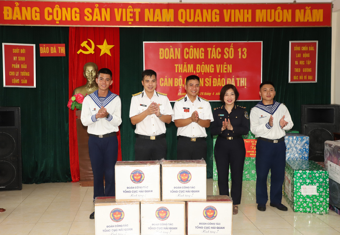 Đại diện các cơ quan, doanh nghiệp tặng quà động viên cán bộ, chiến sĩ đảo Đá Thị. Đại diện các cơ quan, doanh nghiệp tặng quà động viên cán bộ, chiến sĩ đảo Đá Thị.