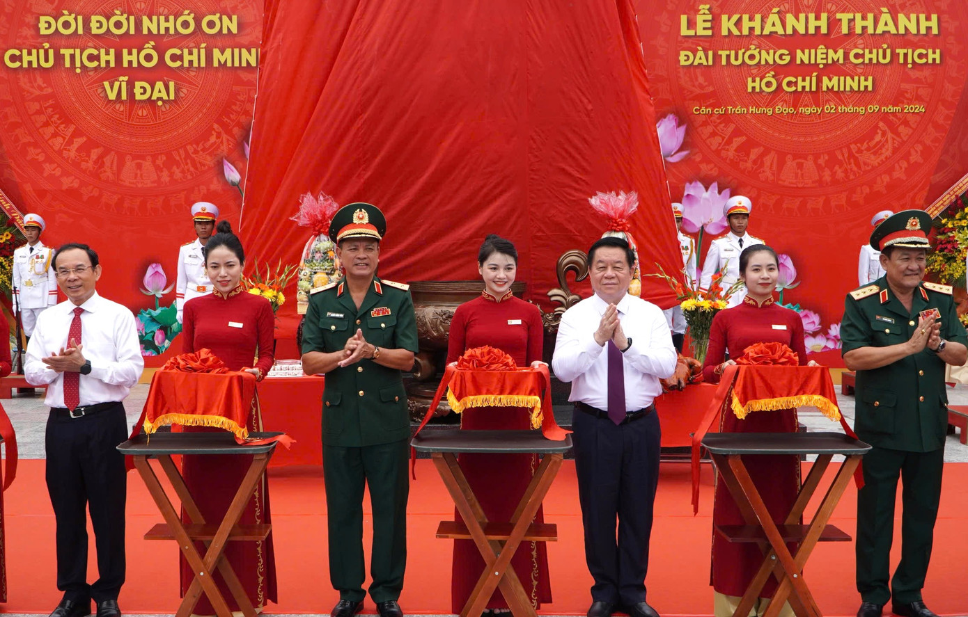 Các đại biểu Trung ương, TPHCM, Quân ủy Trung ương - Bộ Quốc phòng thực hiện nghi thức khánh thành công trình Đài tưởng niệm Chủ tịch Hồ Chí Minh. Ảnh: Lê Vĩnh Các đại biểu Trung ương, TPHCM, Quân ủy Trung ương - Bộ Quốc phòng thực hiện nghi thức khánh thành công trình Đài tưởng niệm Chủ tịch Hồ Chí Minh. Ảnh: Lê Vĩnh
