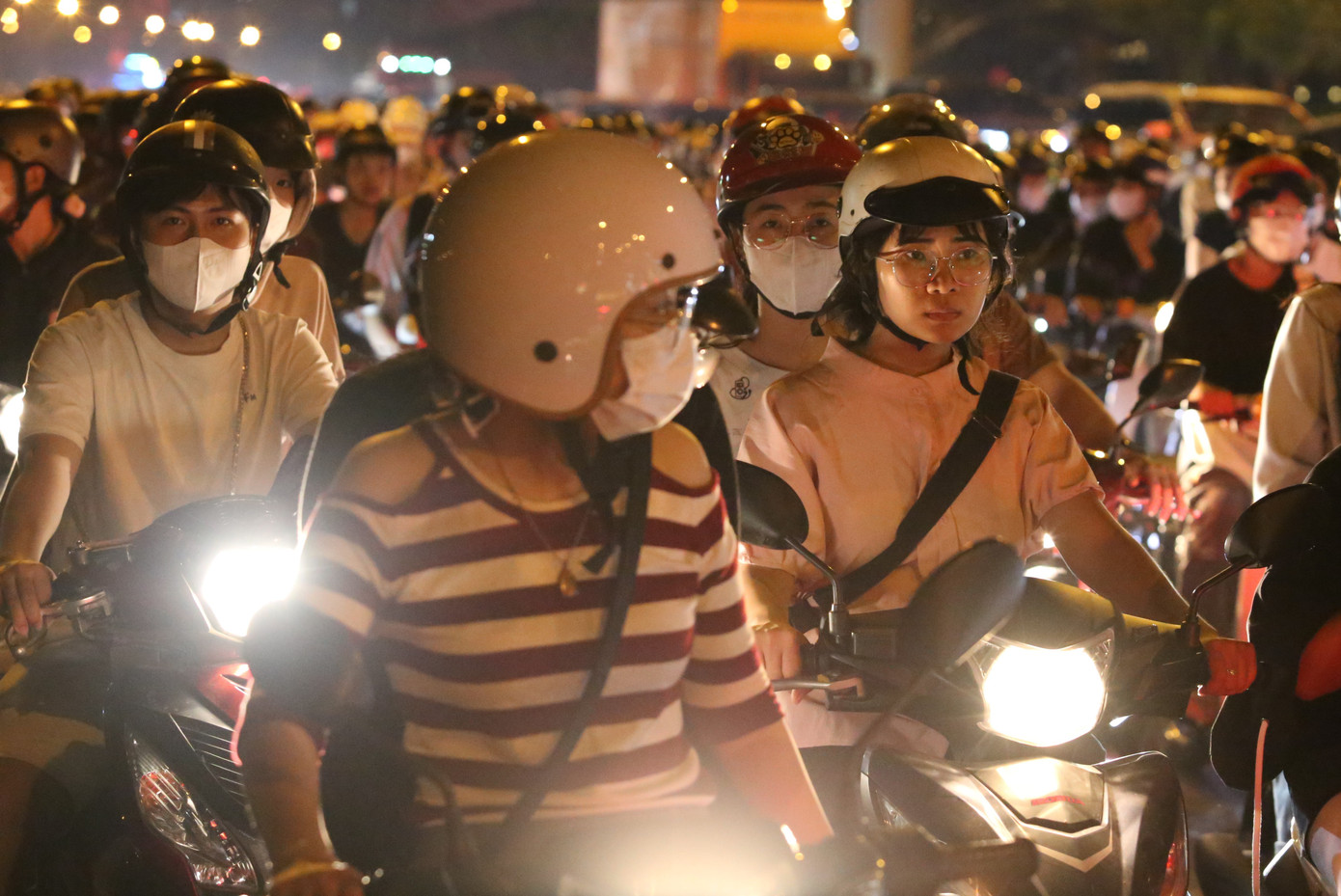 Theo ghi nhận của Tiền Phong trên đường Võ Nguyên Giáp (đoạn từ cầu Rạch Chiếc đến gần trạm thu phí Xa lộ Hà Nội hướng từ trung tâm TPHCM về Đồng Nai), dòng người ken đặc di chuyển hết sức khó khăn do lượng phương tiện quá đông đi lại trong cùng thời điểm trên tuyến đường giao thông huyết mạch này.