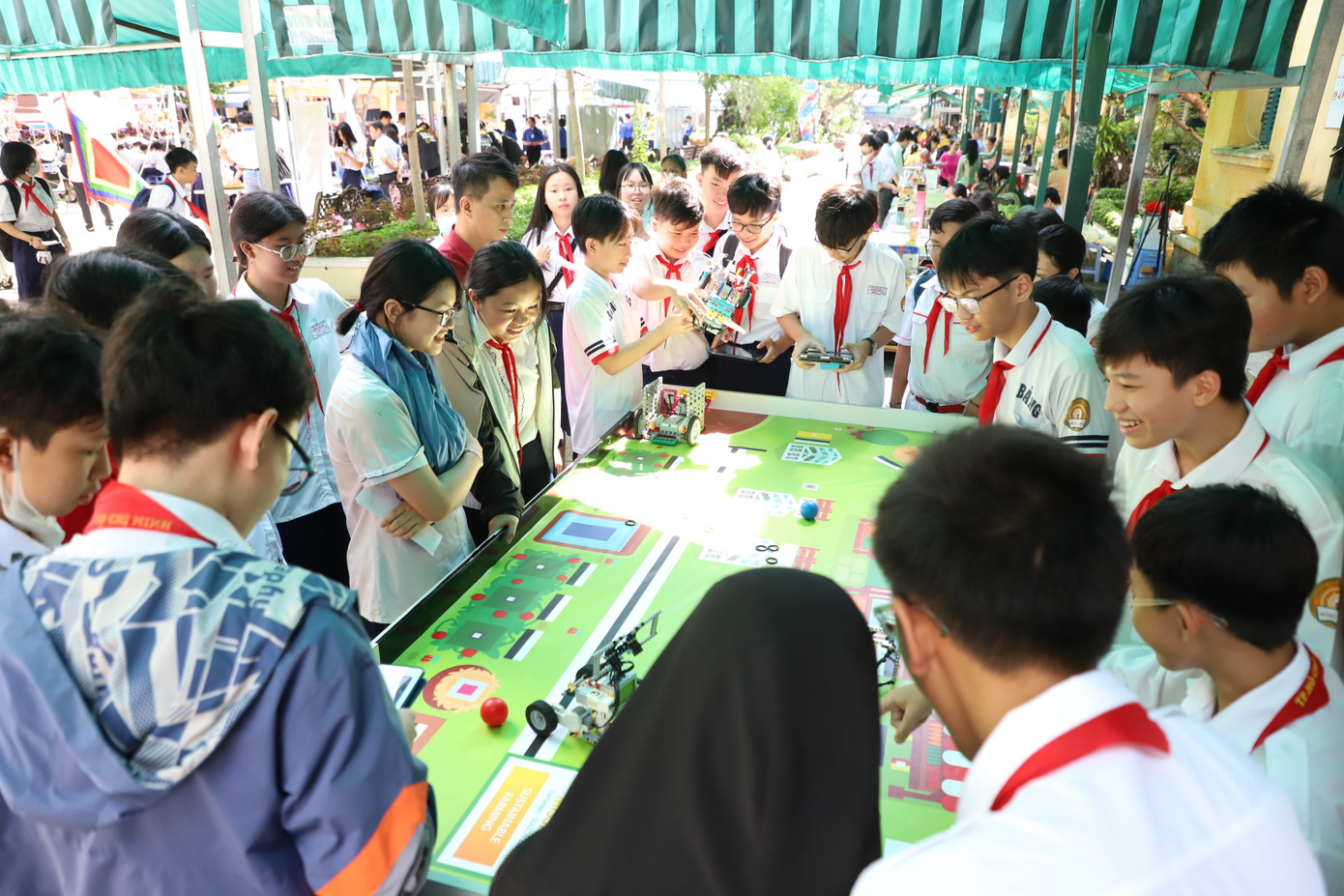 Sau buổi lễ ngắn gọn, các em học sinh lại hòa vào không gian trải nghiệm, học hỏi ngay tại khuôn viên trường.