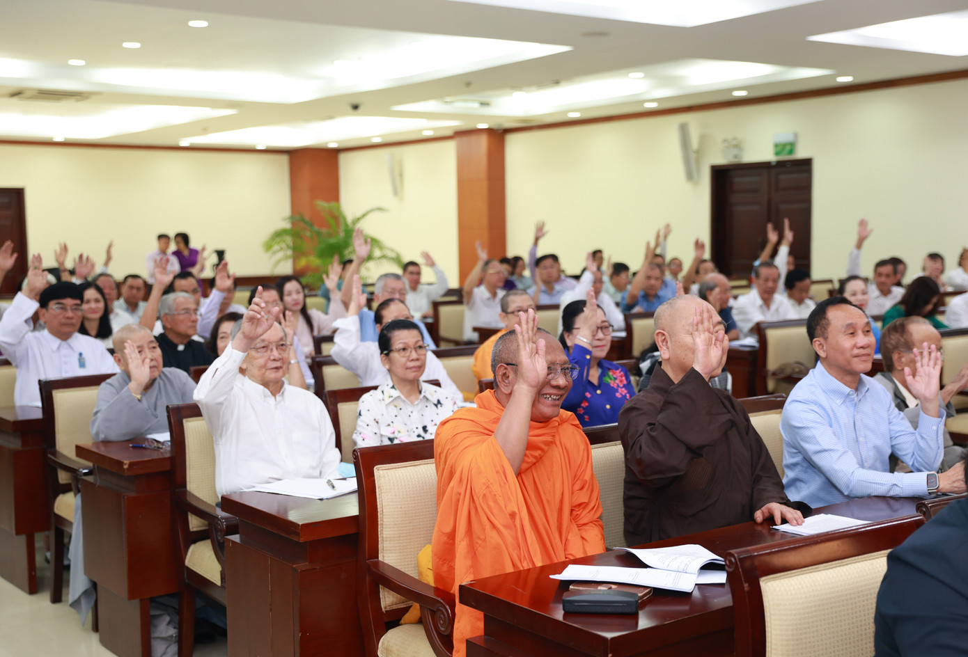 Đại biểu thống nhất hiệp thương tại hội nghị. Ảnh: MTTQ TPHCM