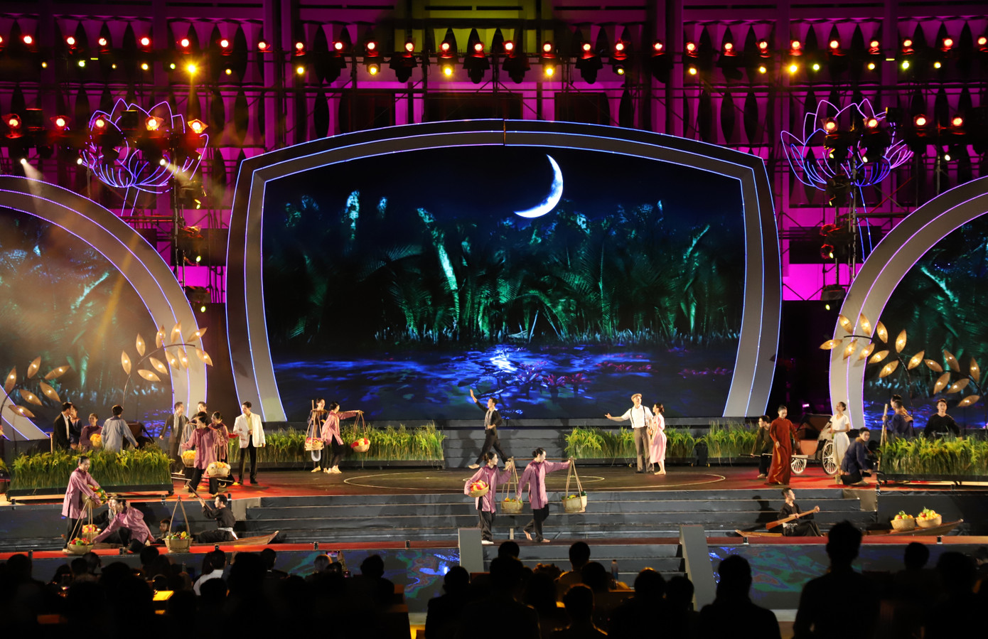 Các tiết mục nghệ thuật được dàn dựng công phu, khắc họa hình ảnh và nét đẹp văn hóa, con người Việt Nam ở 3 miền đất nước.