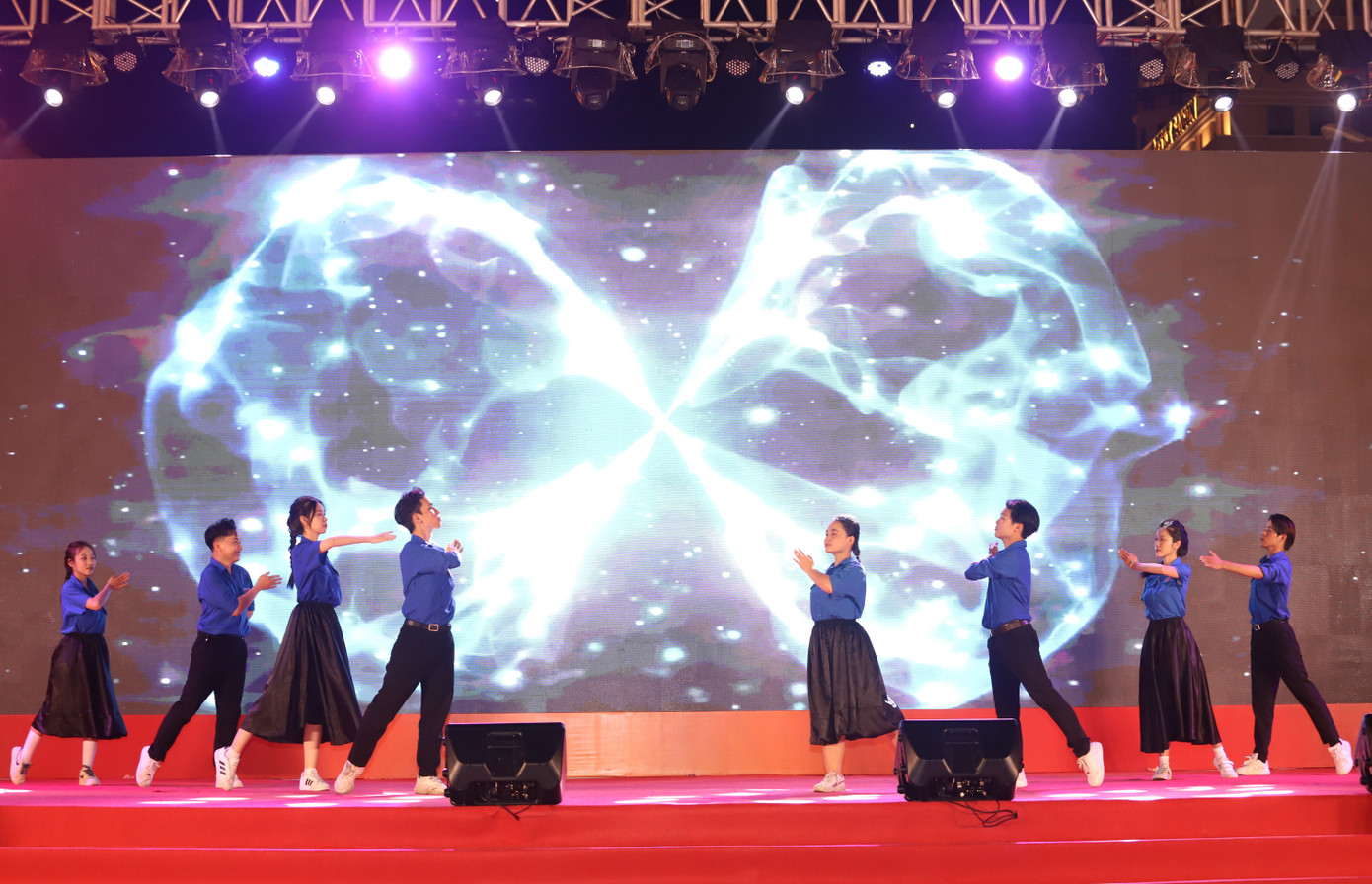 Những khúc hát thể hiện khát vọng, tinh thần dấn thân của người trẻ. Những khúc hát thể hiện khát vọng, tinh thần dấn thân của người trẻ.