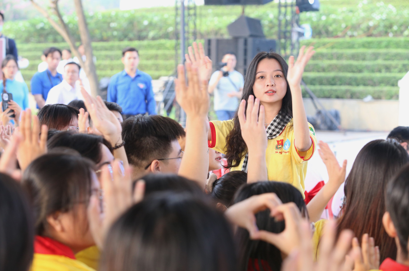 Diễn viên Lâm Thanh Mỹ hào hứng ra quân cùng các bạn sinh viên.