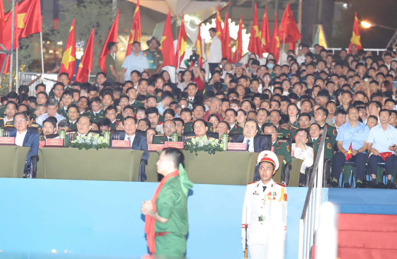 Tham dự chương trình có Ủy viên Bộ Chính trị, Chủ tịch Quốc hội Trần Thanh Mẫn; nguyên Bí thư Trung ương Đảng, nguyên Phó Chủ tịch nước Trương Mỹ Hoa; Ủy viên Bộ Chính trị, Đại tướng Phan Văn Giang, Phó Bí thư Quân ủy Trung ương, Bộ trưởng Bộ Quốc phòng; Ủy viên Bộ Chính trị, Bí thư Thành ủy TPHCM Nguyễn Văn Nên; Thượng tướng Trịnh Văn Quyết, Bí thư Trung ương Đảng, Ủy viên Thường vụ Quân ủy Trung ương, Chủ nhiệm Tổng cục Chính trị QĐND Việt Nam; Đại tướng Nguyễn Tân Cương, Ủy viên Thường vụ Quân ủy Trung ương, Tổng Tham mưu trưởng QĐND Việt Nam, Thứ trưởng Bộ Quốc phòng; Chủ tịch UBND TPHCM Phan Văn Mãi... Tham dự chương trình có Ủy viên Bộ Chính trị, Chủ tịch Quốc hội Trần Thanh Mẫn; nguyên Bí thư Trung ương Đảng, nguyên Phó Chủ tịch nước Trương Mỹ Hoa; Ủy viên Bộ Chính trị, Đại tướng Phan Văn Giang, Phó Bí thư Quân ủy Trung ương, Bộ trưởng Bộ Quốc phòng; Ủy viên Bộ Chính trị, Bí thư Thành ủy TPHCM Nguyễn Văn Nên; Thượng tướng Trịnh Văn Quyết, Bí thư Trung ương Đảng, Ủy viên Thường vụ Quân ủy Trung ương, Chủ nhiệm Tổng cục Chính trị QĐND Việt Nam; Đại tướng Nguyễn Tân Cương, Ủy viên Thường vụ Quân ủy Trung ương, Tổng Tham mưu trưởng QĐND Việt Nam, Thứ trưởng Bộ Quốc phòng; Chủ tịch UBND TPHCM Phan Văn Mãi...