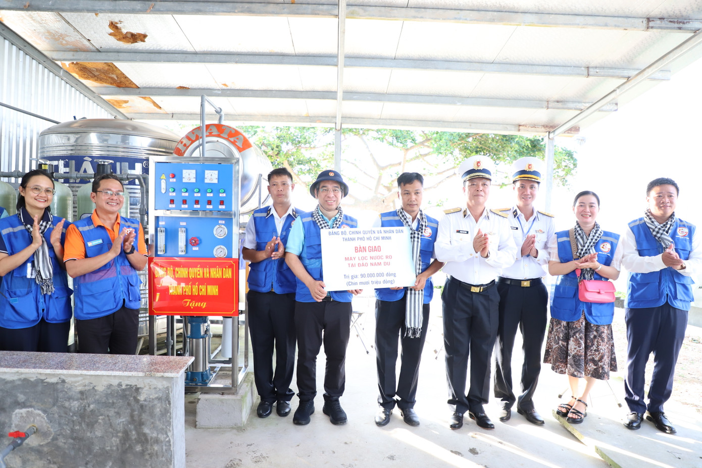 Đoàn bàn giao hệ thống lọc nước R.O tặng đảo Nam Du. Đoàn bàn giao hệ thống lọc nước R.O tặng đảo Nam Du.