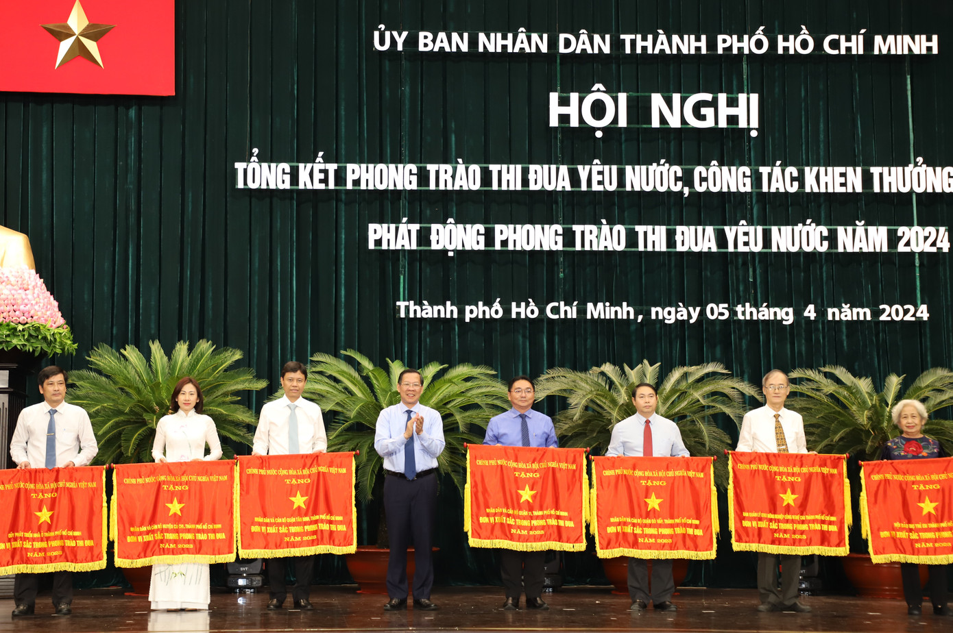 Các đơn vị xuất sắc trong phong trào thi đua năm 2023 nhận Cờ thi đua của Chính phủ.