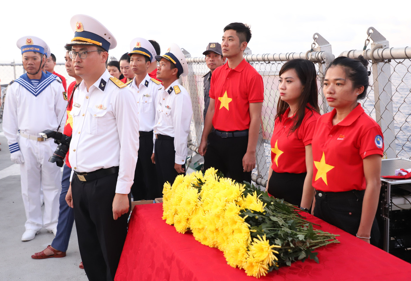 Việt Sa (bìa phải) xúc động chứng kiến giây phút tưởng niệm, tri ân các Anh hùng liệt sĩ hy sinh trên vùng biển Trường Sa của Tổ quốc. Việt Sa (bìa phải) xúc động chứng kiến giây phút tưởng niệm, tri ân các Anh hùng liệt sĩ hy sinh trên vùng biển Trường Sa của Tổ quốc.