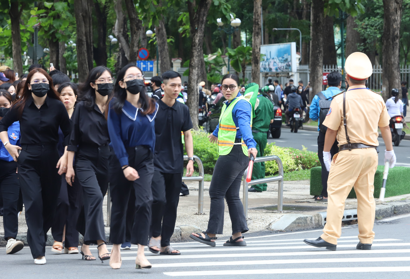 Mỗi bạn đều nỗ lực làm tốt nhiệm vụ của mình.