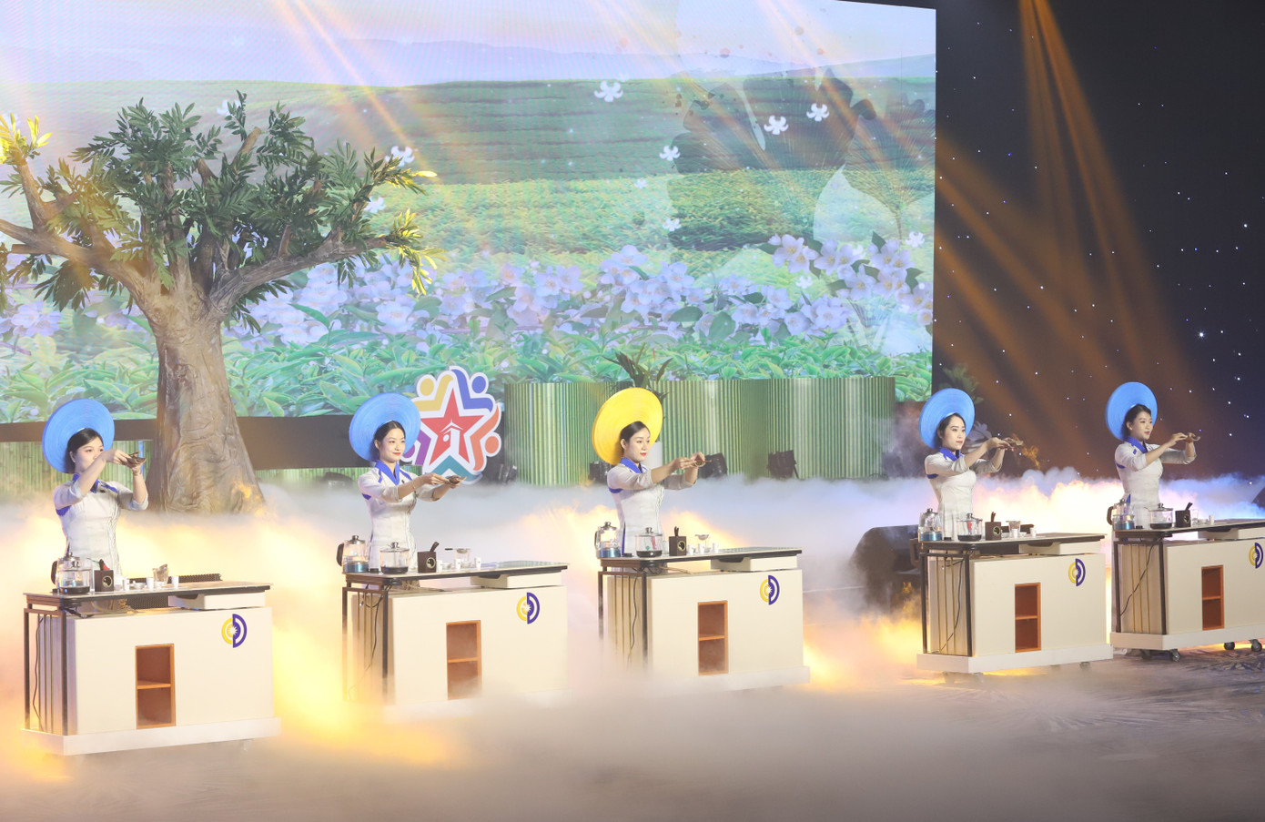 Tiết mục mời trà như lời chào tốt đẹp của TPHCM gửi đến đại biểu quốc tế tại buổi đối thoại. Tiết mục mời trà như lời chào tốt đẹp của TPHCM gửi đến đại biểu quốc tế tại buổi đối thoại.