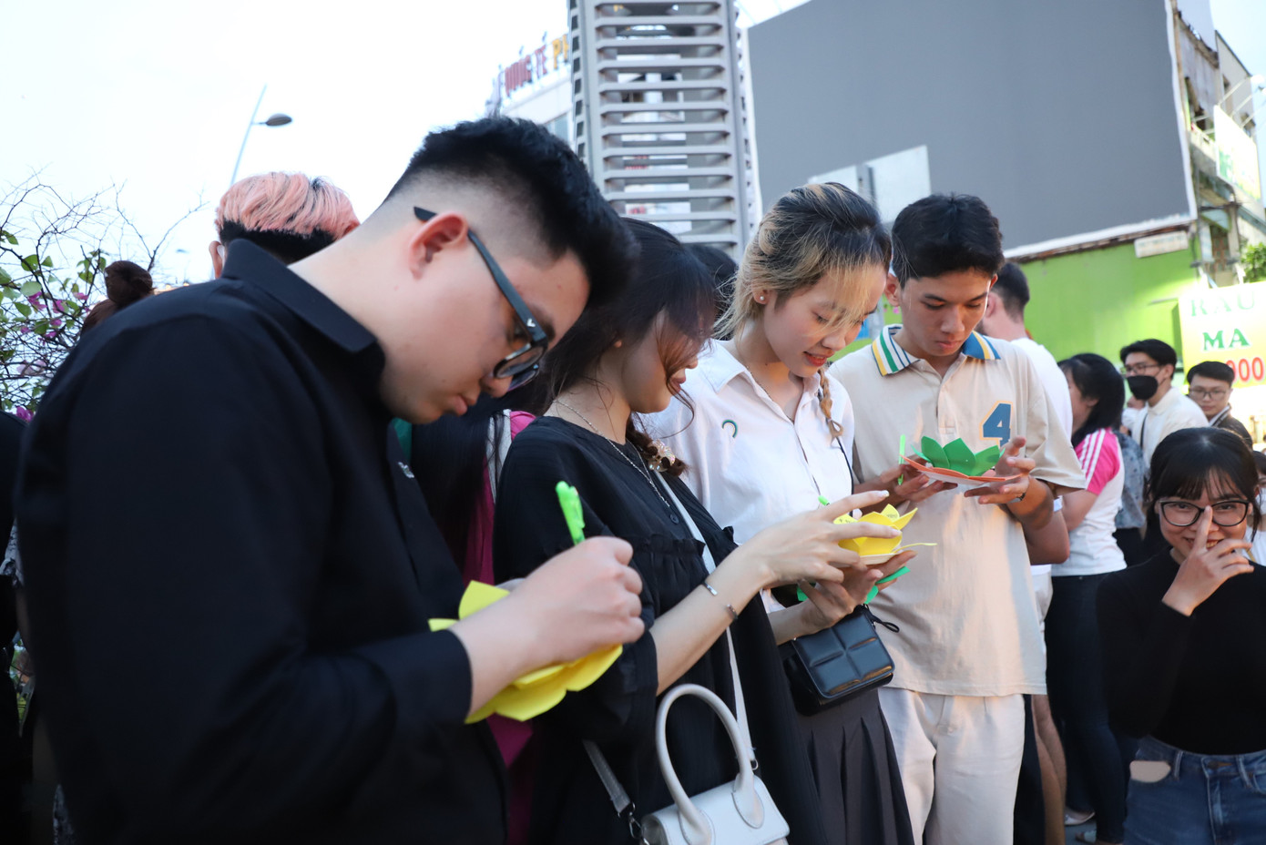 Mọi người viết những lời tốt đẹp trước lúc thả hoa đăng vào dòng nước.