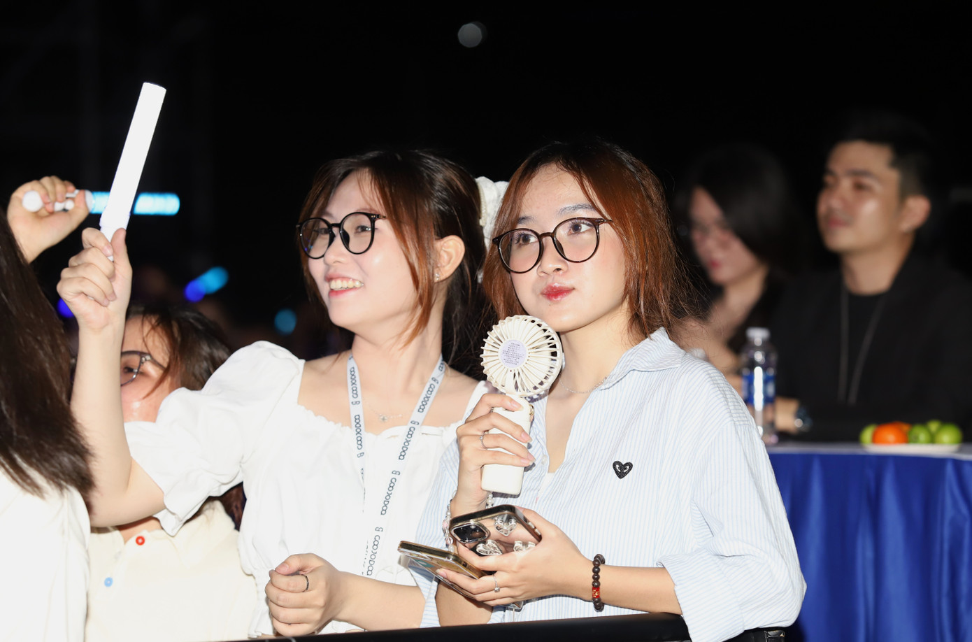 Các bạn sinh viên bùng cháy với không gian âm nhạc sôi động trong đêm công diễn.